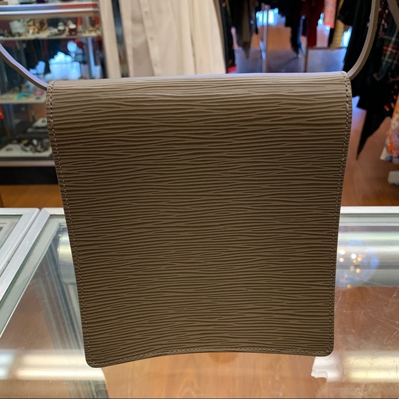 Louis Vuitton taupe clutch with shoulder strap - Picture 5 of 7